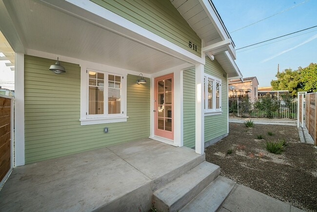 Building Photo - 511 Micheltorena St