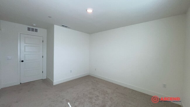 Building Photo - Lovely Home Near Frontier Highschool!