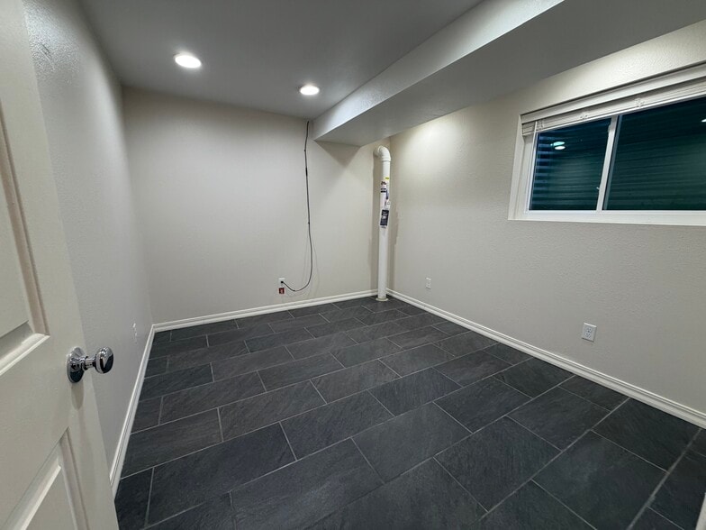 Building Photo - 1140 Cenotaph Cir