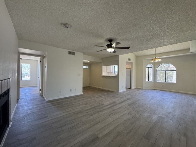 Building Photo - 850 S River Dr