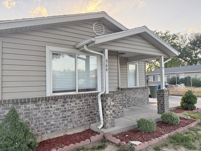 Building Photo - 966 Glendale St W