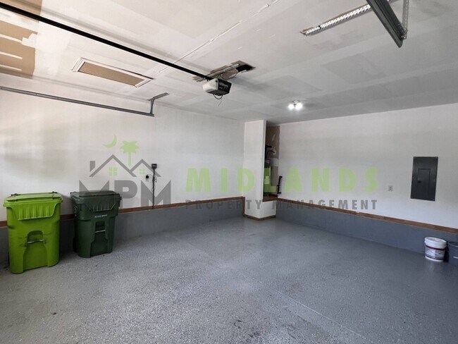Building Photo - 492 Denman Loop