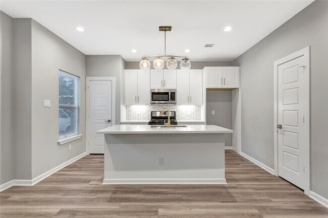 Building Photo - 6824 Dumble St