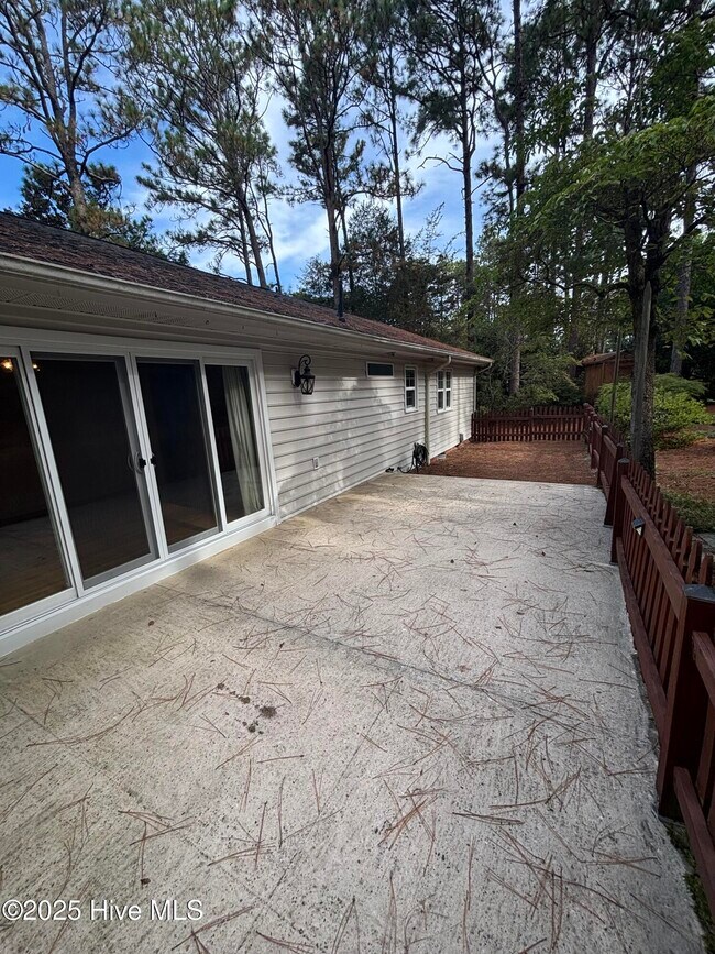 Building Photo - 1075 Inverness Rd
