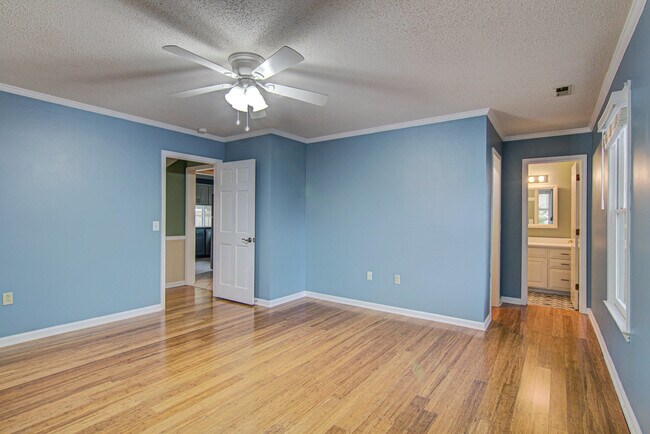 Building Photo - 2315 Treetop Ln