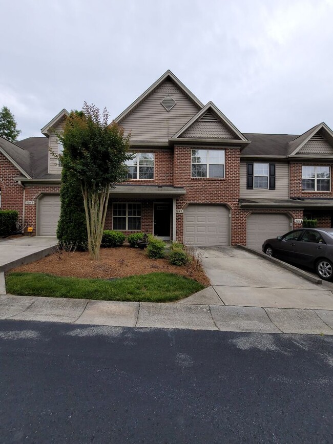 Building Photo - 3 BR townhome in Jamestown!