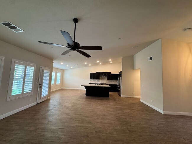 Building Photo - 493 Crescent Ln