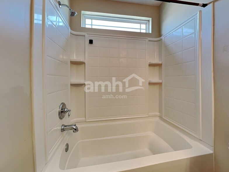 Building Photo - 132 Pine View Xing