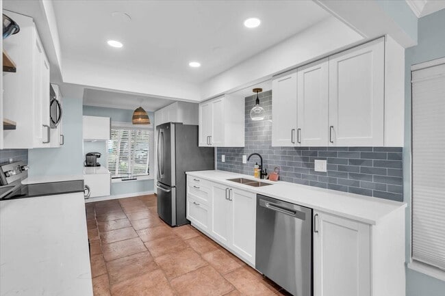 Building Photo - 7300 Sunshine Skyway Ln S