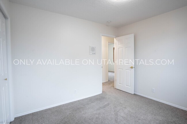 Building Photo - 1160 E 40 N St
