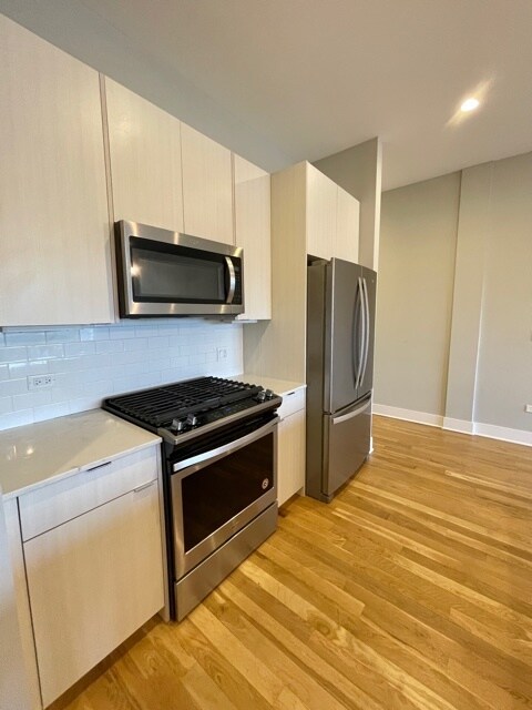 Building Photo - 4555 N Ravenswood Ave