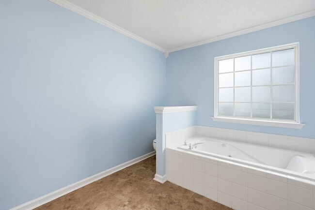 Building Photo - Centrally Located Home in Richmond Hill