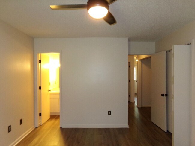 Building Photo - 127 Village Ct