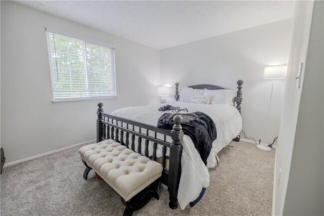 Building Photo - 2073 Raintree Pl