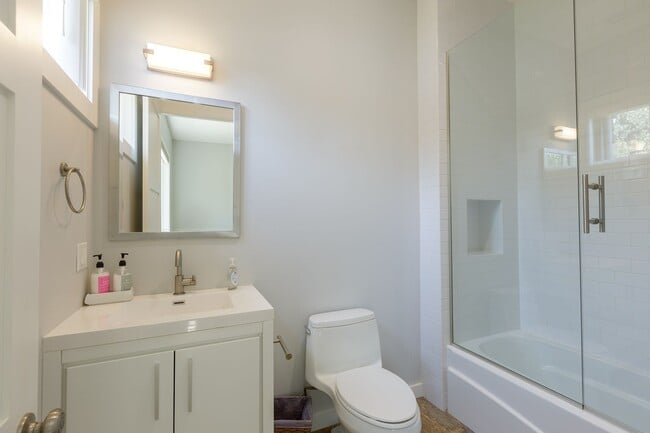 Building Photo - 4 Br 5 Ba with STUNNING VIEWS and Jacuzzi