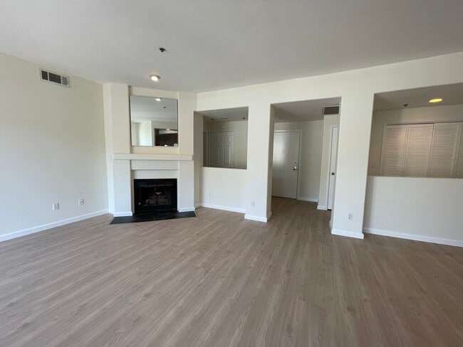 Building Photo - Top-Floor large condo on tree-lined street