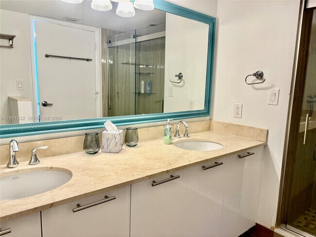 Building Photo - 1800 N Bayshore Dr