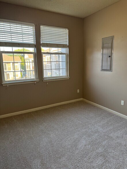 Building Photo - 15953 S Crestview Dr