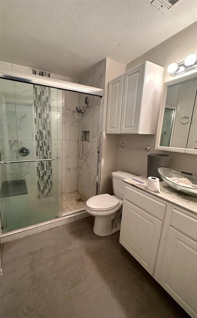 Building Photo - 15935 Kenbrook Dr