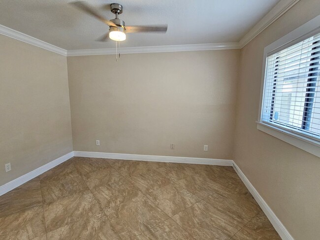 Building Photo - 3 bedroom 2 bath furnished & remodeled hom...