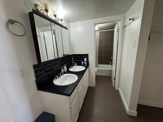 Building Photo - 68 E 200 S
