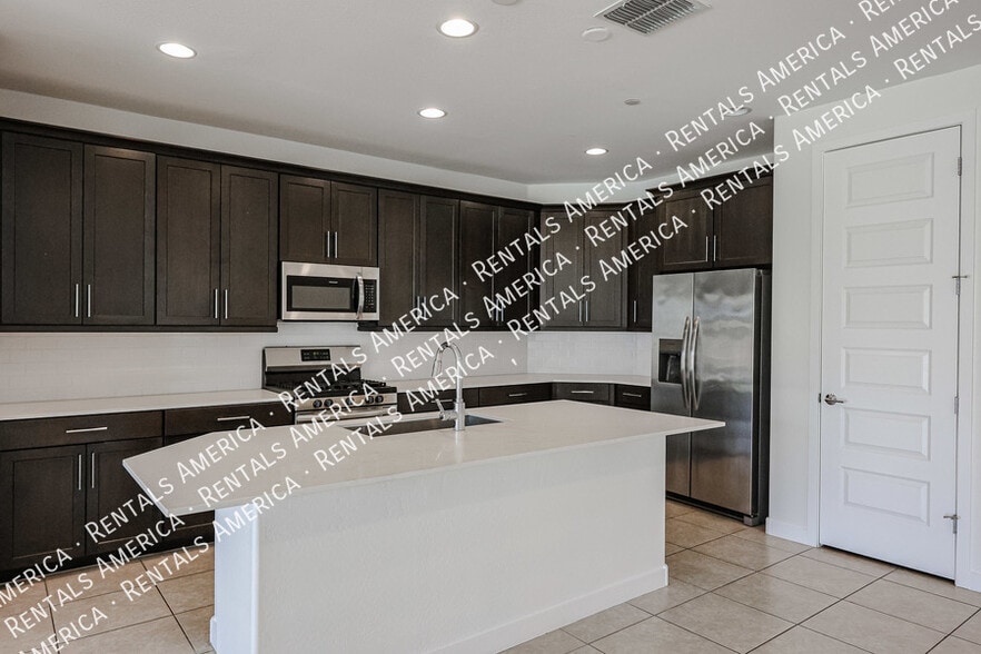 Building Photo - 9718 E Tahoe Ave