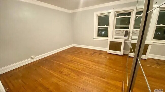 Building Photo - "Charming 3-Bedroom Unit in Queens – Spacious 900 Sq Ft Living!"