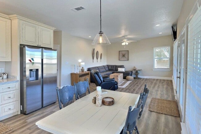 Building Photo - Fully furnished 2-bedroom house on the bayou!