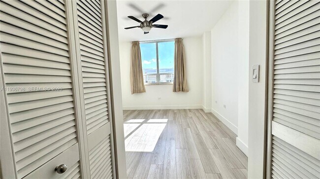 Building Photo - 801 Brickell Key Blvd