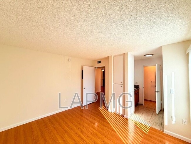 Building Photo - 1059 Western Ave