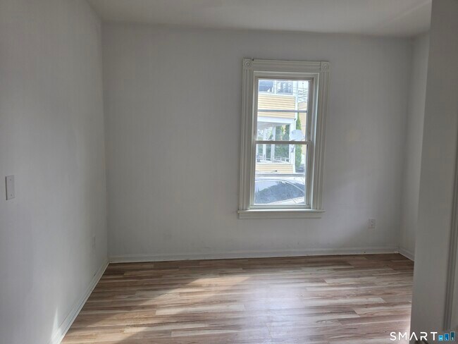 Building Photo - 25 Elm St