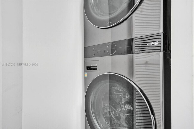 Building Photo - 1111 SW 1st Ave