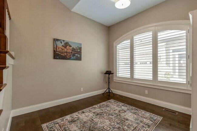 Building Photo - Upmarket Townhouse in Sought After Holladay City