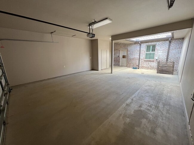 Building Photo - Trendy, 2 bedroom, 2 bathroom townhouse lo...