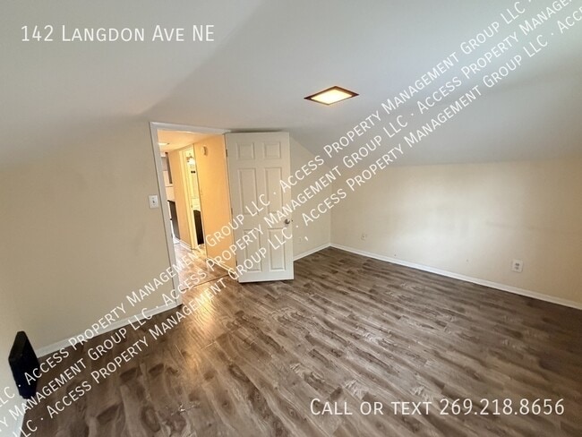 Building Photo - 142 Langdon Ave NE
