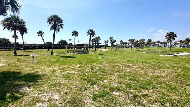Building Photo - 1/2 Block  to the Beach & Main Beach Park!