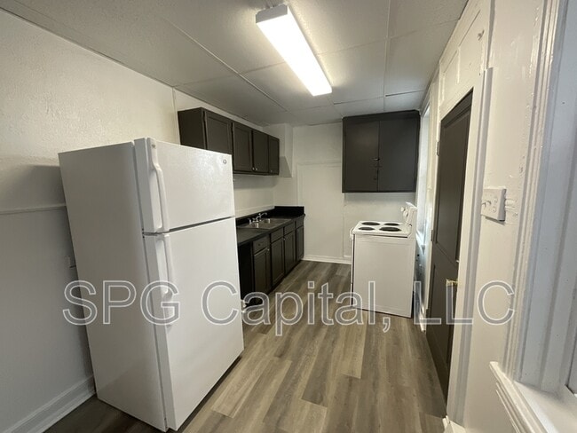 Building Photo - 141 E Maple St