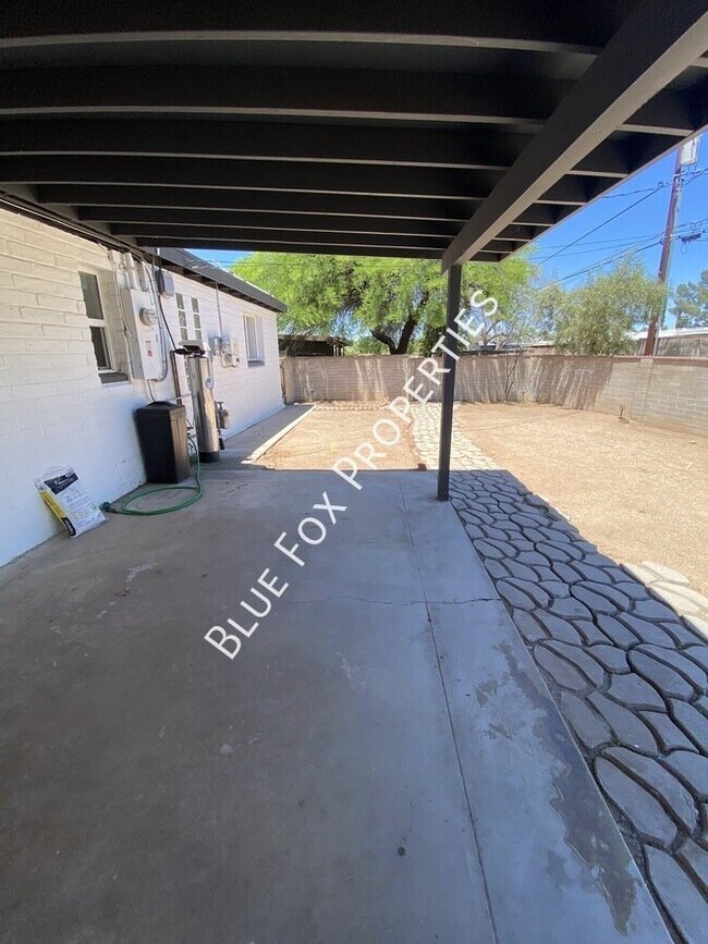 Building Photo - 7049 E Calle Canis
