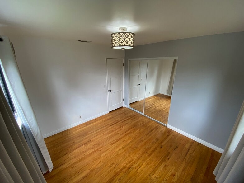 Building Photo - 1466 N Caswell Ave