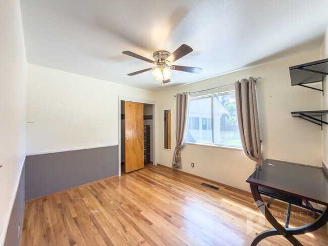 Building Photo - 1094 Manzanita Ave