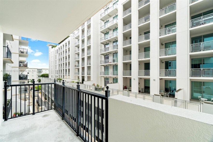 Building Photo - 4100 Salzedo St