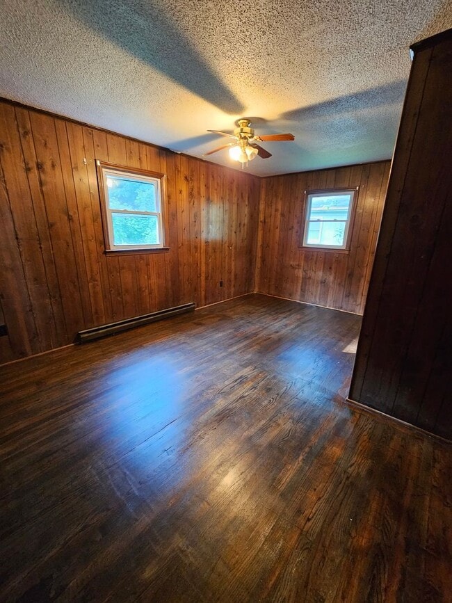 Building Photo - 2 BR off Old Winston Rd!
