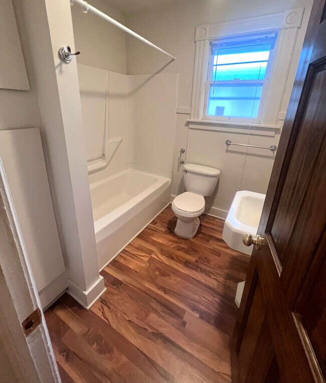 Building Photo - 716 N Walnut St