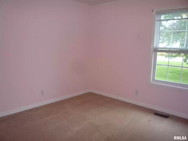 Building Photo - 534 Eagle Ridge Dr