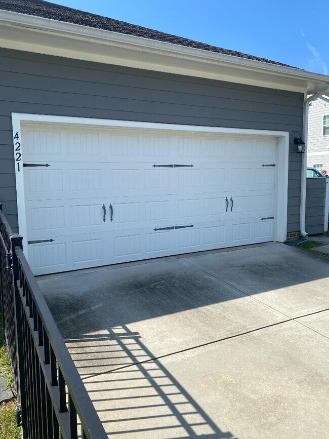 Building Photo - 4221 Courtly Ln