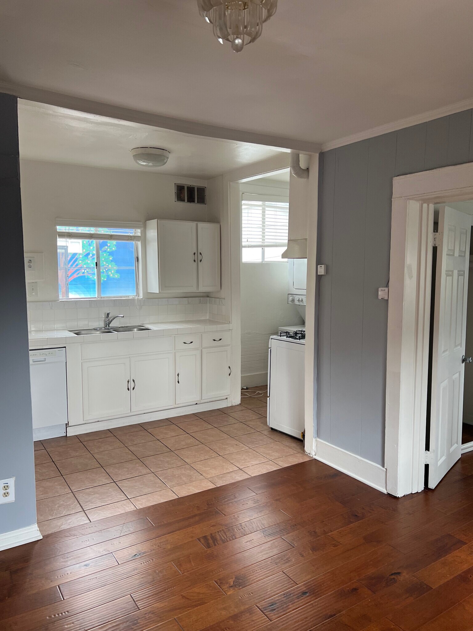 Building Photo - 533 Vernon Ave