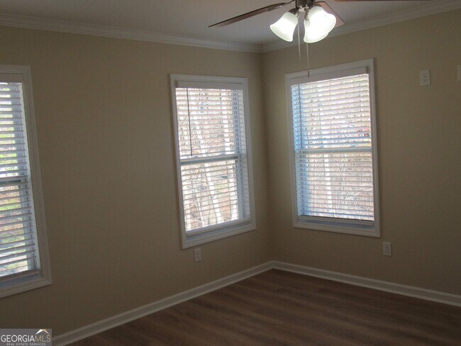 Building Photo - 745 Old Kerns Rd