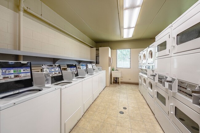 Building Photo - Lovely Renovated 2 Bedroom Condo