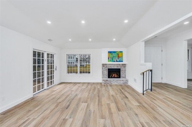 Building Photo - 141 Lakebridge Dr N