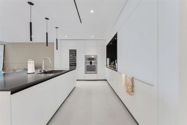 Building Photo - 300 Biscayne Blvd Way